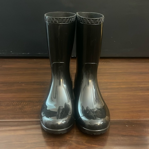 Kids ugg rainboots in size 4 - Picture 1 of 13